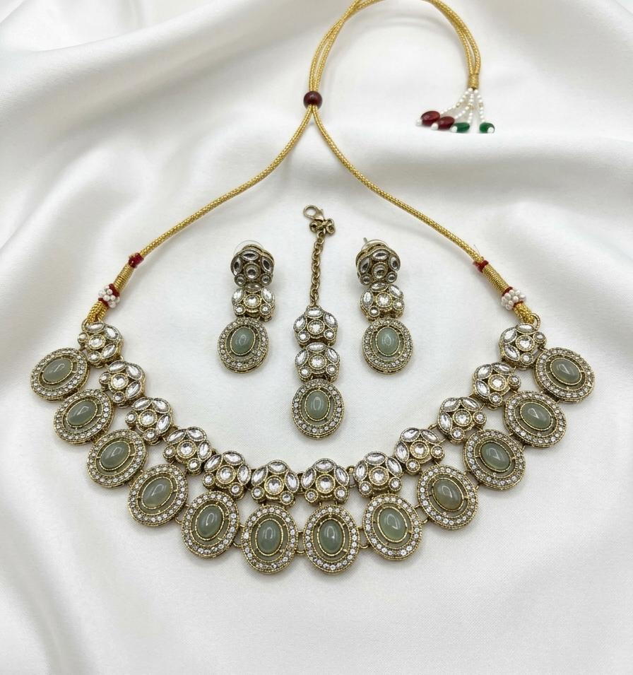 Royal & Kundan Bridal Jewelry Set - Choker Necklace, Earrings & Maang Tikka